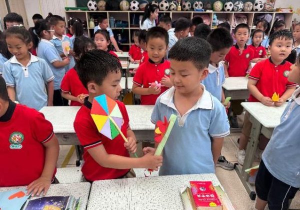 股票配资平台合法 幼儿园娃探秘小学，操场跑圈问不停，实验室火山喷发有戏吗？